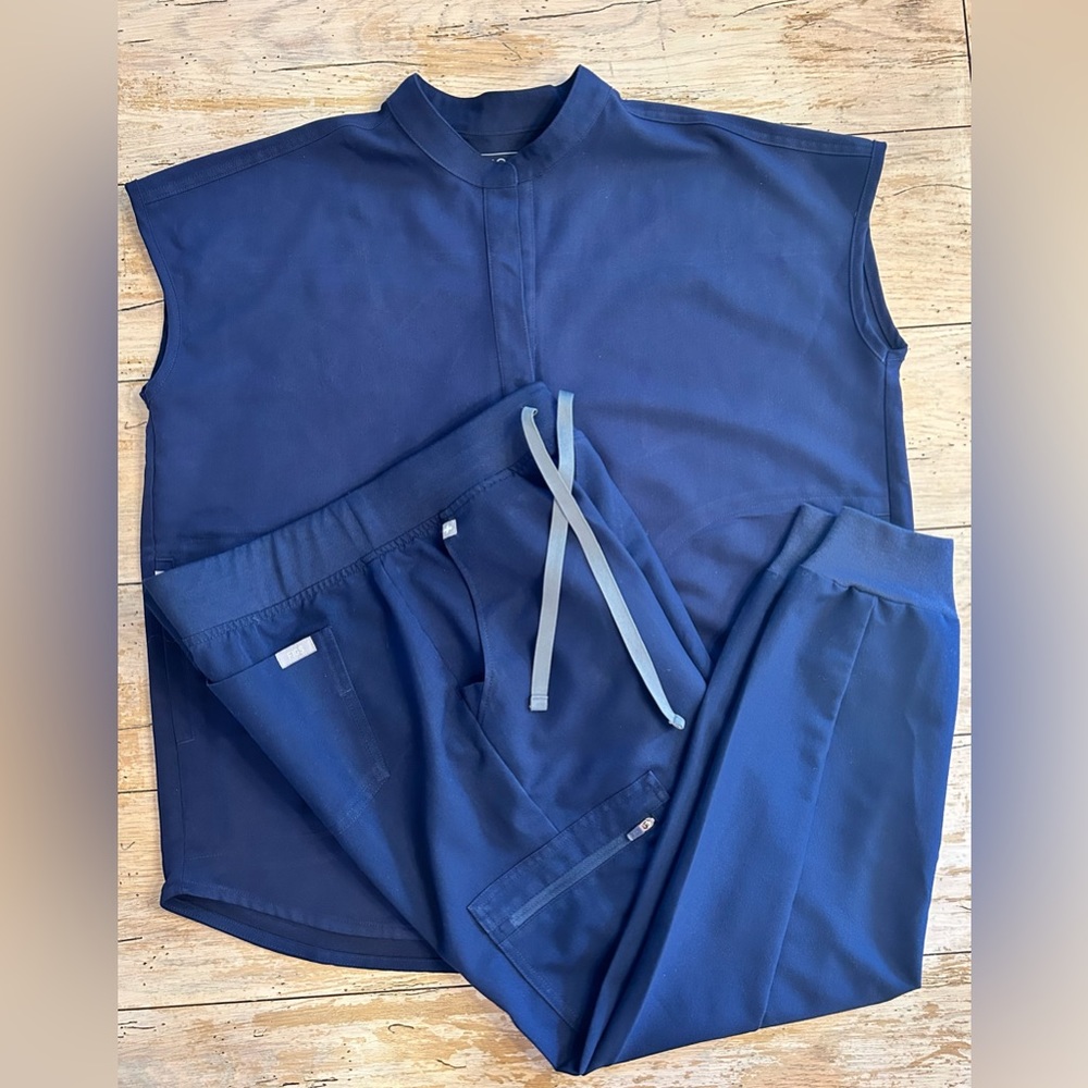 FIGS (set) Classic Navy, Rafaela top & Zamora jogger EUC Only worn a few times.